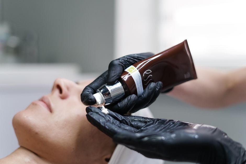 Google Ads That Book UK Aesthetics Clinics vs Ads That Just Fill Forms