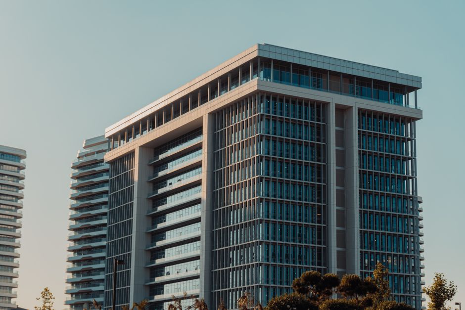 High-converting Commercial Real Estate pages vs pretty pages that stall in the US