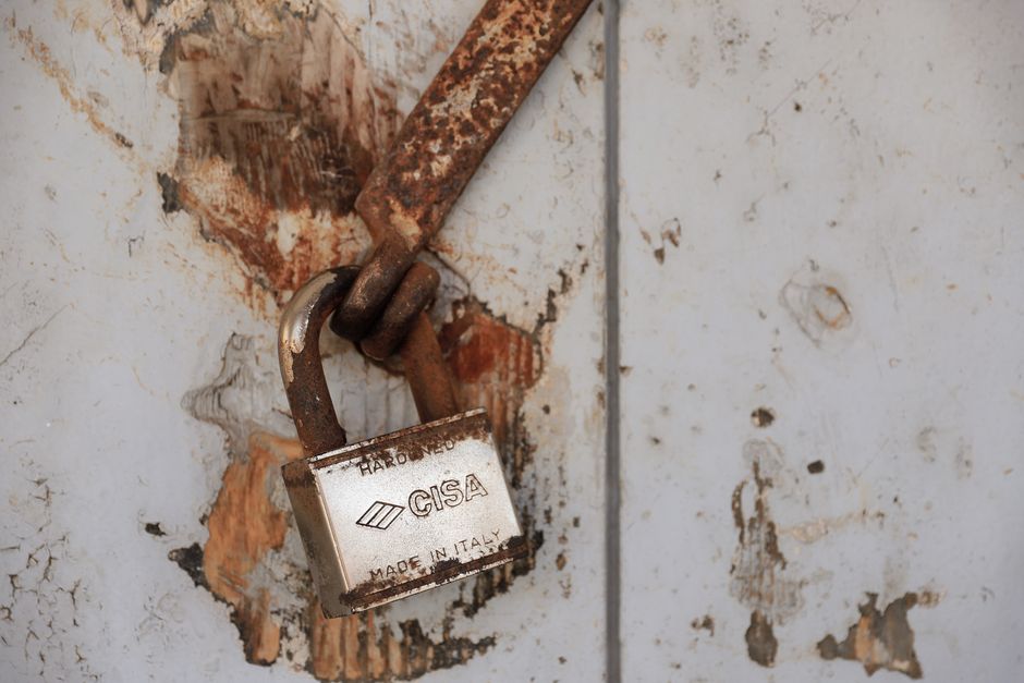 High-converting emergency locksmith pages vs pretty UK stalls