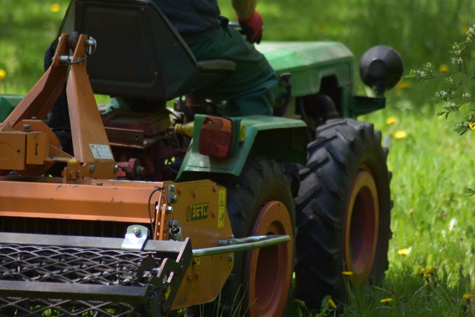 Lead tracking playbook for UK lawn care companies