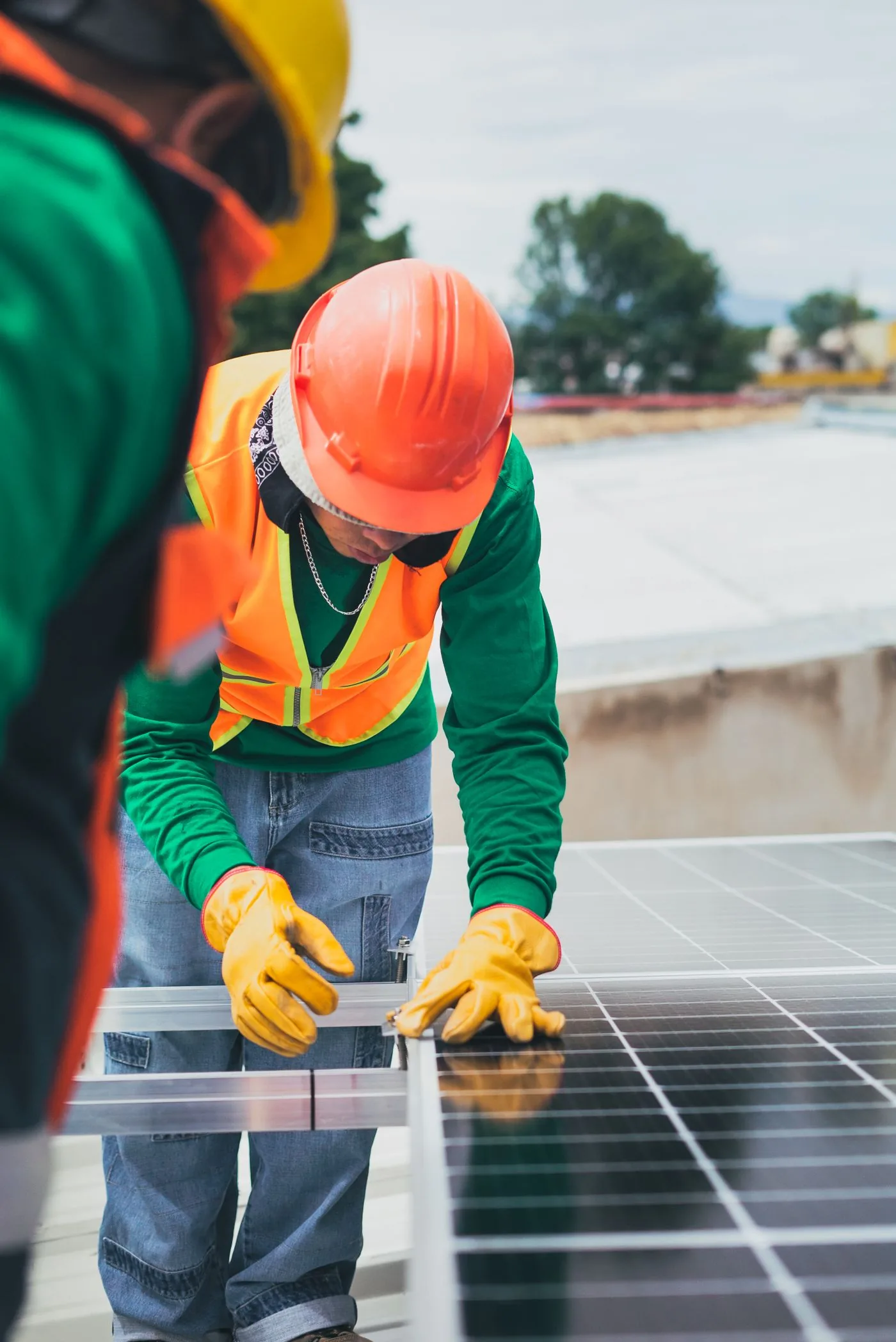 Solar installation crew positioning panels on a commercial roof. Photo by Los Muertos Crew on Pexels