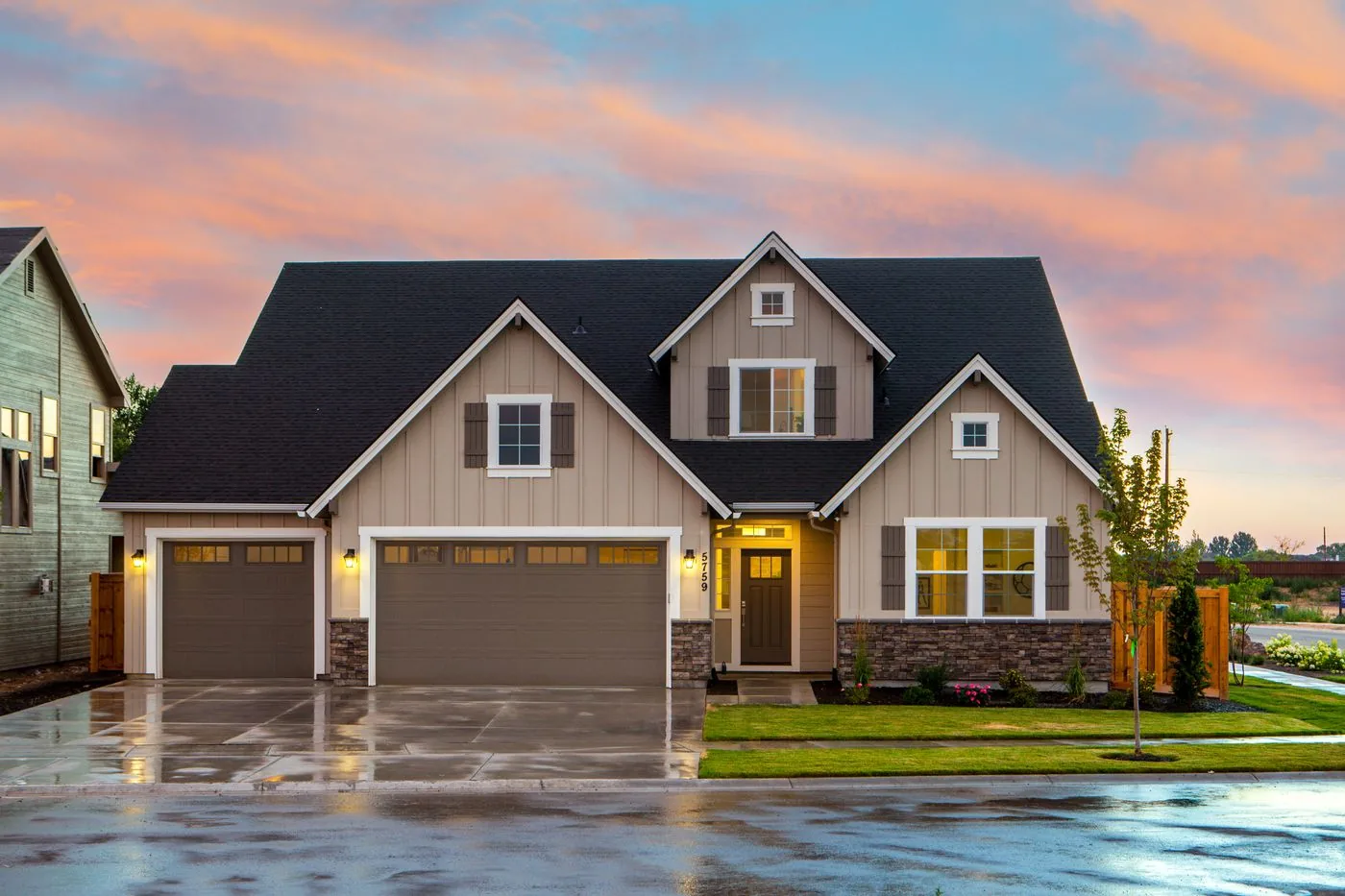 Real estate agent handing house keys to new homeowners. Photo by Binyamin Mellish on Pexels
