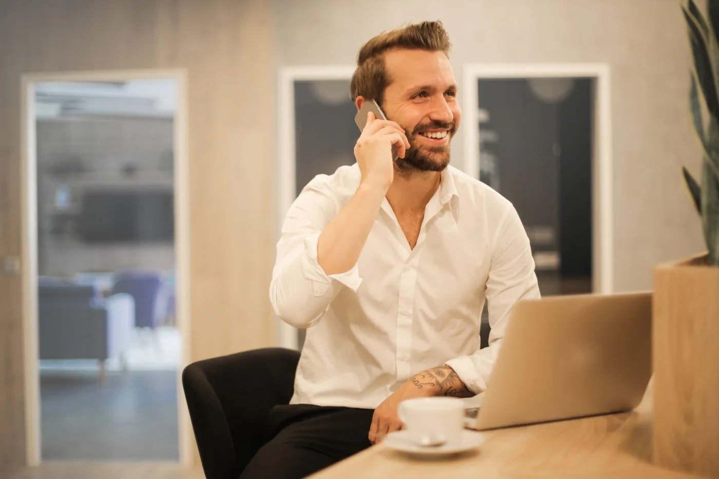 Customer calling for immediate locksmith help on a mobile phone. Photo by Andrea Piacquadio on Pexels