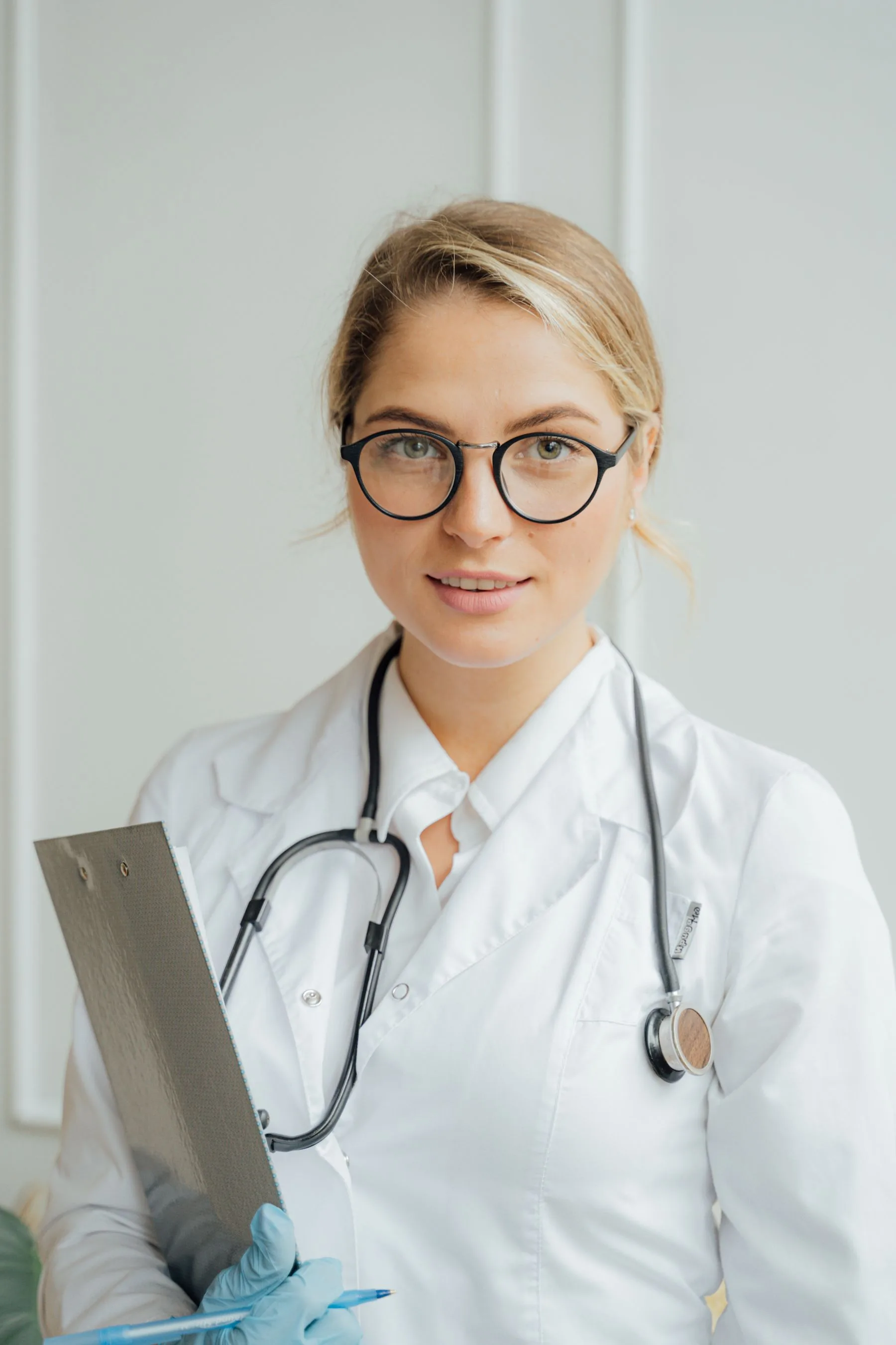 Clinician discussing smile treatment options. Photo by AI25.Studio Studio on Pexels