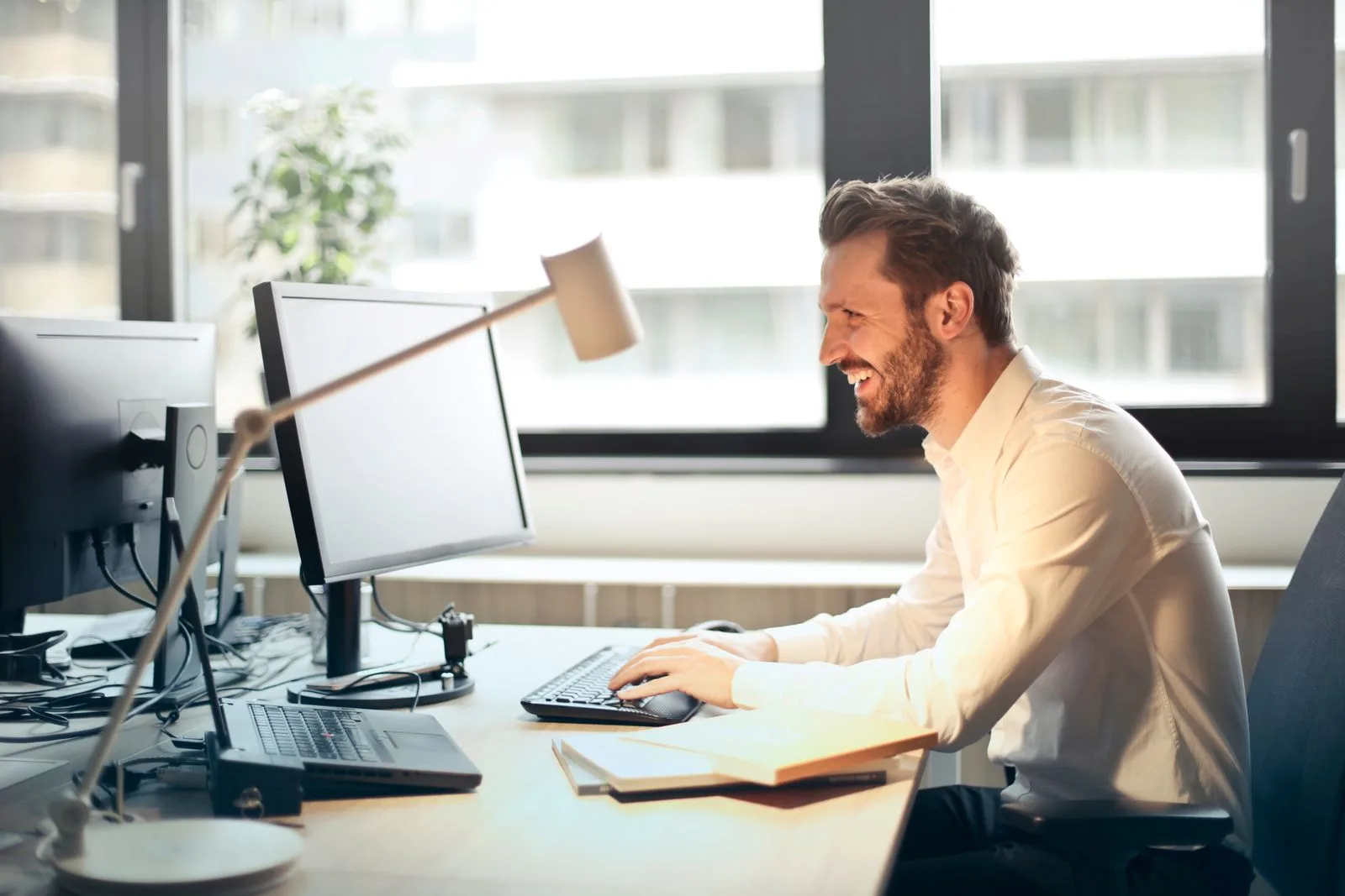Professional at a desktop computer in an office, the Microsoft Advertising audience. Photo by Andrea Piacquadio on Pexels